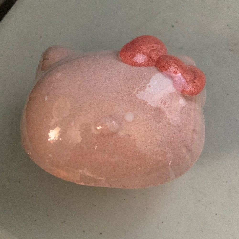 Hello kitty bath bomb